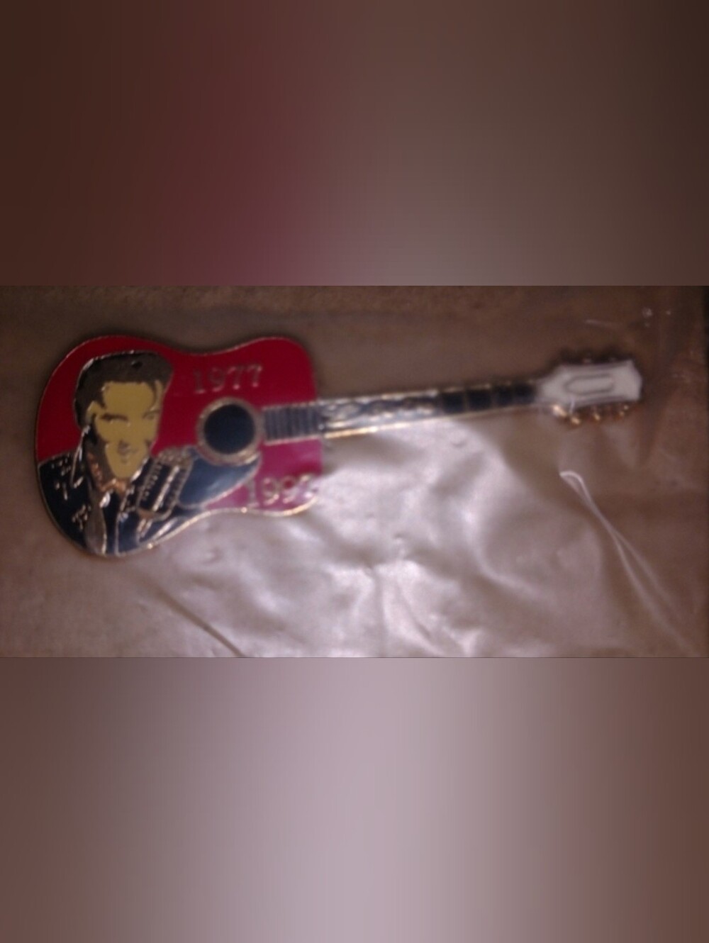 Elvis Presley Signature Series, "1977–1997" pin.
